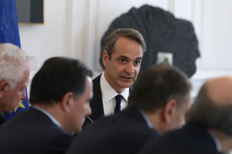 Gov't after train crash: Με 3+1 ανοιχτά μέτωπα η κυβέρνηση μετά τα Τέμπη... Γιατί αποφασίστηκε μετάθεση των εκλογών