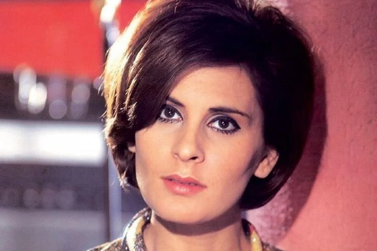 Notable Death: Θλίψη στον καλλιτεχνικό κόσμο... Έφυγε από τη ζωή η υπέροχη τραγουδίστρια Ρένα Κουμιώτη....