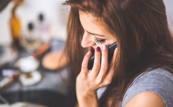 Long mobile phone calls: Με υπέρταση κινδυνεύουν όσοι μιλούν στο κινητό για πάνω από 30 λεπτά την εβδομάδα [Έρευνα]