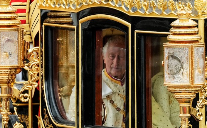 King Charles III coronation: Ολοκληρώθηκε η ιστορική τελετή της στέψης - Live η επιστροφή του Βασιλιά Καρόλου στο Μπάκιγχαμ