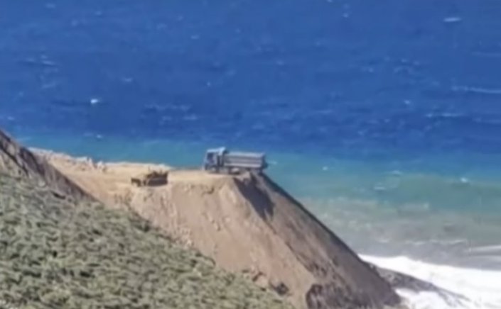 Illegal construction on Mykonos: Χωματουργικές εργασίες  σε βράχια στην περιοχή Μερχιά και  επιχωματώσεις προς τον αιγιαλό και στο καλό Λιβάδι Μυκόνου [Video]