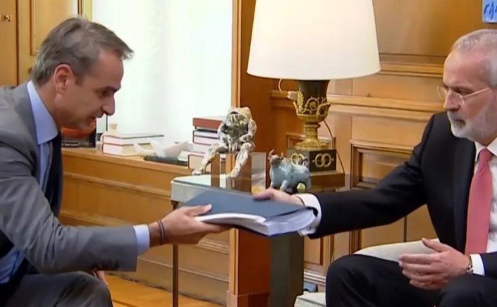 Caretaker PM Sarmas: Ο Μητσοτάκης παρέδωσε τον μπλε φάκελο στον υπηρεσιακό πρωθυπουργό, Ιωάννη Σαρμά 