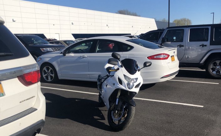 Motorcycle parking: Παρκάρισμα μοτοσικλετών!! Είναι νόμιμο να πιάνουν θέση αυτοκινήτου;