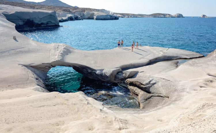 Milos, L'autre Île Volcanique: Αποθέωση από τη Le Figaro για το νησί με το «σεληνιακό τοπίο»
