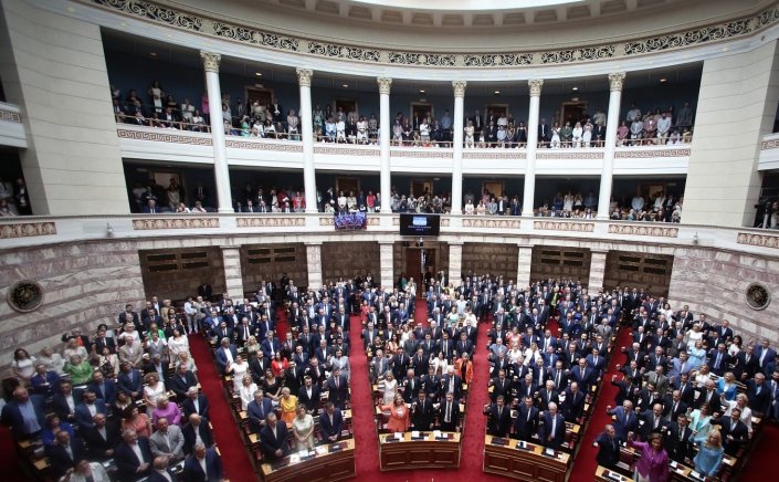 Opening of Parliament: Η περίεργη χωροταξία της νέας Βουλής και τα ακραία κόμματα που τοποθετήθηκαν στο... κέντρο