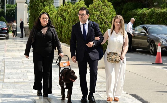 Opening of Parliament: Ηχηρό μήνυμα για την προσβασιμότητα των ΑμεΑ, από τον Γιώργο Σταμάτη κατά την ορκωμοσία!! Σκύλος-οδηγός δίπλα του!!