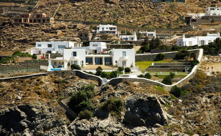 Mykonos arrest:  Έφοδος στην Μύκονο, σε παράνομο πάρτι σε βίλα με 200 άτομα!! Έμπαιναν με βραχιολάκι -  Ζήτησαν από αστυνομικούς να «κόψουν» εισιτήριο!!