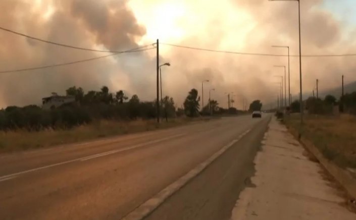 Wildfires in Magnesia: Εκτός ελέγχου η φωτιά στη Νέα Αγχίαλο - Εκρήξεις σε αποθήκη πυρομαχικών της Πολεμικής Αεροπορίας 