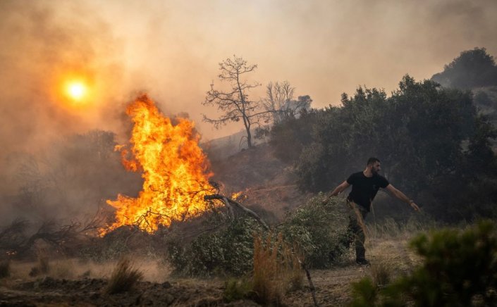 Greece’s Wildfires Burn Natural CO2 Stores: Οι πυρκαγιές στην Ελλάδα καίνε τις φυσικές δεξαμενές CO2 της χώρας [Bloomberg] 