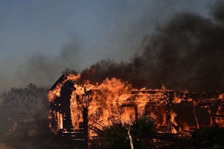 Wildfire in Kouvaras: Φωτιά στον Κουβαρά!! Οι φλόγες έφτασαν παραλία και ο καπνός στα Κύθηρα [Δορυφορικές εικόνες]