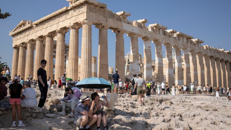 Heat threatens European tourism: Ο ακραίος καύσωνας απειλεί την ευρωπαϊκή τουριστική βιομηχανία των 2 τρισ. ευρώ