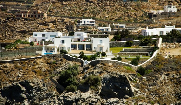 Mykonos arrest:  Έφοδος στην Μύκονο, σε παράνομο πάρτι σε βίλα με 200 άτομα!! Έμπαιναν με βραχιολάκι -  Ζήτησαν από αστυνομικούς να «κόψουν» εισιτήριο!!