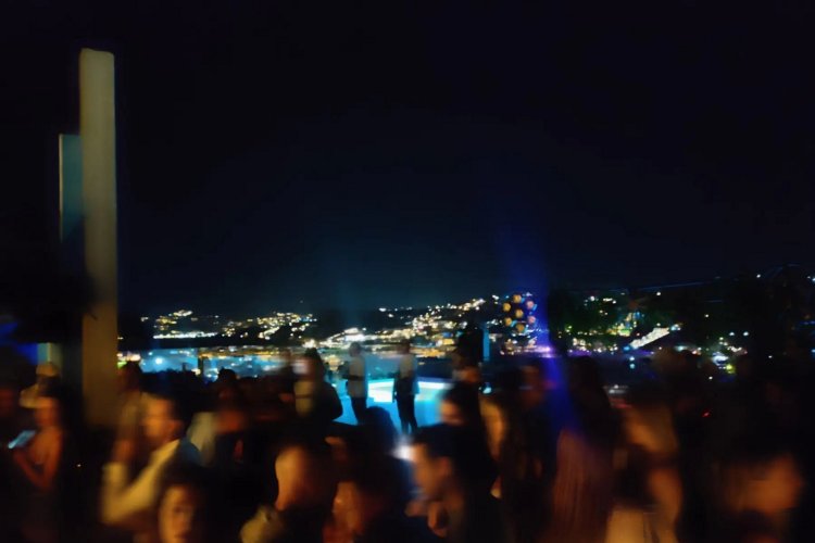 Mykonos arrest: Συνελήφθησαν στη Μύκονο 15 άτομα για ηχορύπανση και κατοχή ναρκωτικών σε βίλα που λειτουργούσε ως χώρος νυχτερινής διασκέδασης