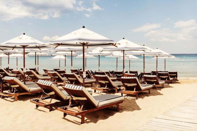 Beach occupation: 4  συλλήψεις στην Μύκονο, για παράνομες ξαπλώστρες!! Συνολικά 16 σε Κυκλάδες και Ιόνιο!!