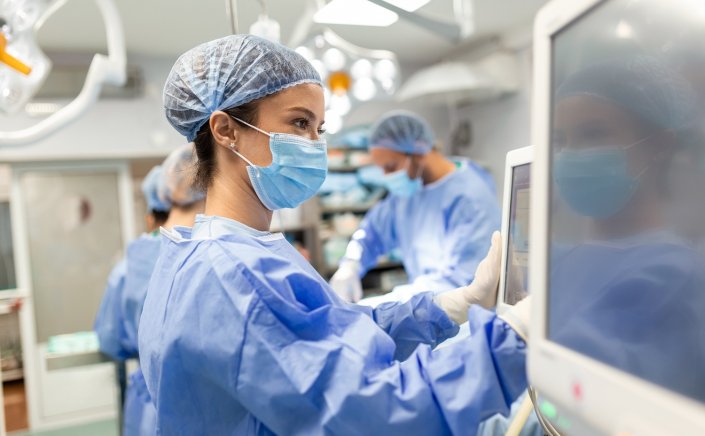 Healthcare Policy: Αλλάζουν οι εφημερίες από τον Οκτώβριο για να ξεμπλοκάρουν τα «Επείγοντα» που «πνίγονται» - Κοινό ωράριο στα νοσοκομεία Αθήνας και Πειραιά