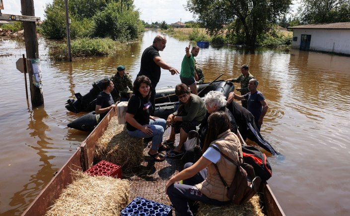 Rainstorm Daniel: Ανατριχίλα!! «Εδώ δίπλα μια γιαγιά επιπλέει στο νερό δίπλα στην κουζίνα, είναι πνιγμένη» [Video]
