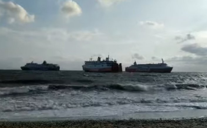 Ferry routes: 1.125 επιβάτες ταλαιπωρούνται από το πρωί στη Ραφήνα - Μπλέχτηκαν οι άγκυρες  [Video]