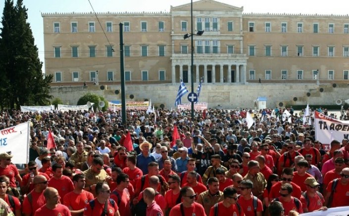 Protest rally: Σε εξέλιξη απεργιακές συγκεντρώσεις ενάντια στο ν/σ του υπ. Εργασίας