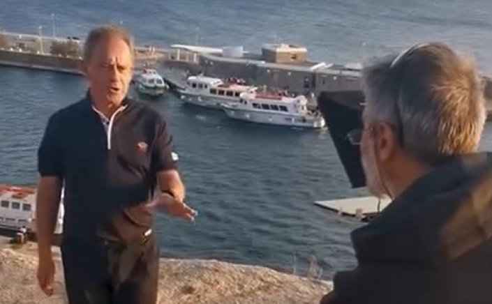 Χρήστος Βερώνης: Πίσω κάνουμε ΜΟΝΟ για μια καλύτερη λήψη του νησιού μας. Μύκονος Πρώτη Ξανά, Μύκονος ΜΟΝΟ Μπροστά! [Video]