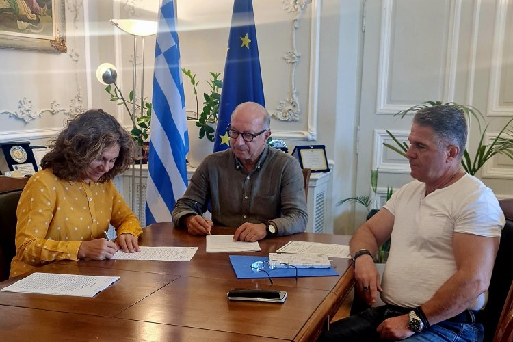 Aegean Islands: Υπεγράφη από τον Αντιπεριφερειάρχη Κυκλάδων η σύμβαση τριετούς συντήρησης του ε.ο.δ. Άνδρου, Τήνου και Μυκόνου