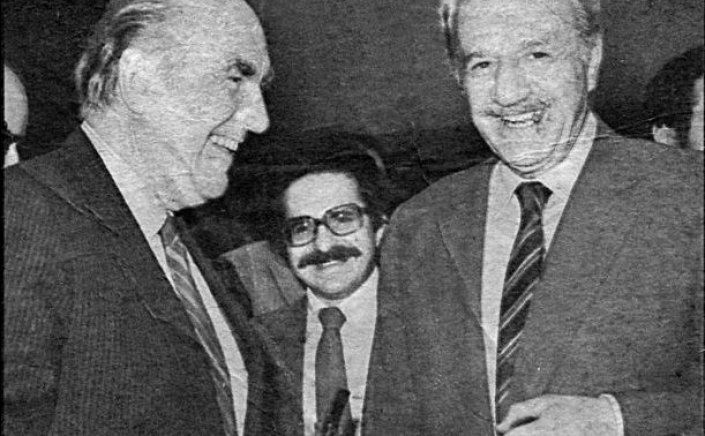 «Κάτω από τις στάχτες»: Το ζεϊμπέκικο του Ανδρέα, οι ατάκες του Φλωράκη και το μυστικό του Καραμανλή