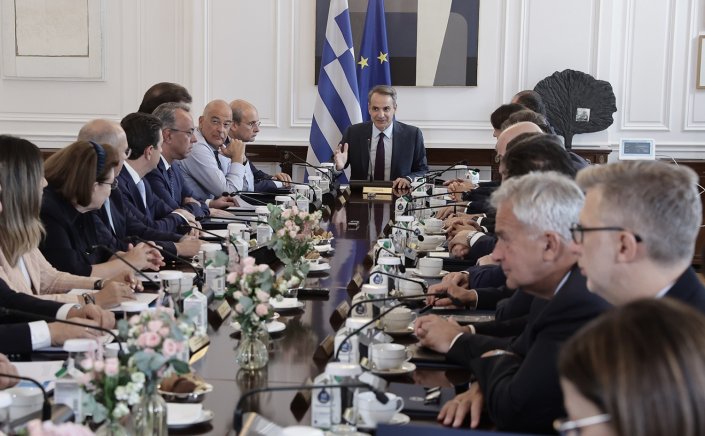 Violent Sports Fans: Ολοκληρώθηκε η σύσκεψη στο Μαξίμου για την οπαδική βία - Στο τραπέζι η διακοπή όλων των πρωταθλημάτων μέχρι νεωτέρας