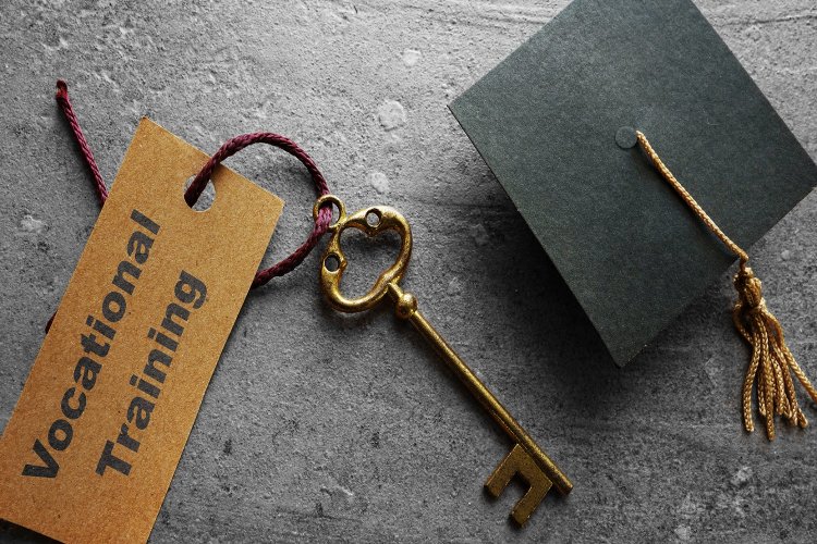 Vocational Training: Νομοσχέδιο για την επαγγελματική εκπαίδευση: Στα κάγκελα οι σπουδαστές των Δημόσιων ΙΕΚ