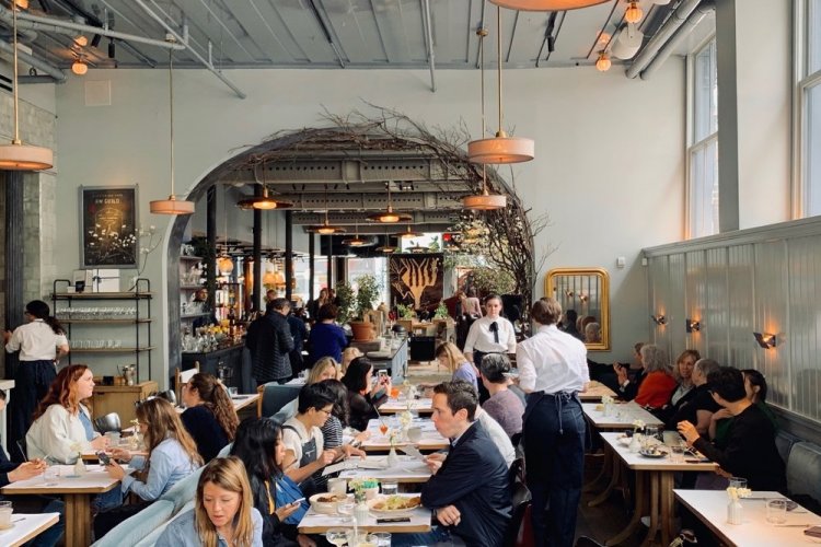 VAT rates for Restaurants: Αλαλούμ με την εγκύκλιο για τον ΦΠΑ στην εστίαση!! ΦΠΑ 13% «στο χέρι», ΦΠΑ 24% «στο τραπέζι» για αναψυκτικά, χυμούς και ροφήματα!!