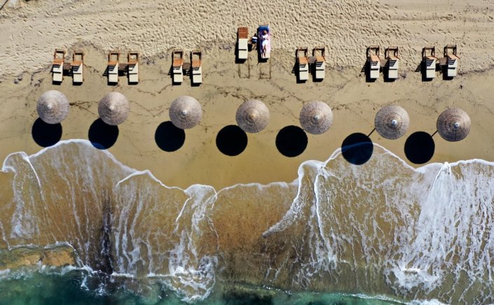 Crackdown on abuse of beaches: Νομοσχέδιο για αιγιαλό & παραλίες!! Τι θα ισχύει για «Απάτητες παραλίες», ομπρέλες, ξαπλώστρες!! Αυστηρές ποινές και «μπουλντόζα» στους παραβάτες!!