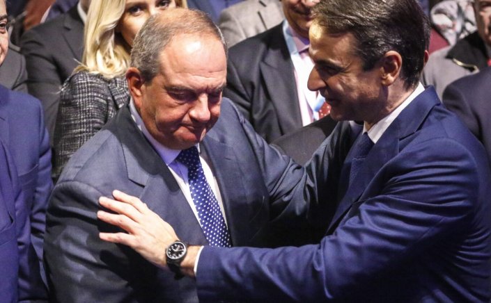 PM Mitsotakis: Μητσοτάκης «αδειάζει» Καραμανλή!! Του χρεώνει την κρίση των μνημονίων και τον λαϊκισμό!!