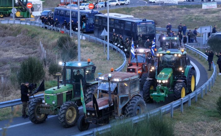 Farmers protest: «Φουλ» οι μηχανές για Αθήνα!! Στον δρόμο τα πρώτα τρακτέρ - Πώς απαντά η κυβέρνηση στους αγρότες