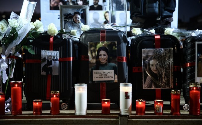 Memorial of Tempe train crash: Ναι, ποτέ δεν φεύγουν τα νεκρά παιδιά από το σπίτι τους!!