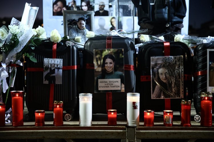 Memorial of Tempe train crash: Ναι, ποτέ δεν φεύγουν τα νεκρά παιδιά από το σπίτι τους!!