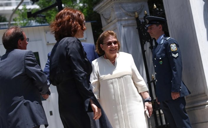 Culture Min Mendoni: Στα «κάγκελα» οι ξενοδόχοι με τη Μενδώνη για τα υποχρεωτικά ελληνικά τραγούδια!! To 45% της μουσικής σε ξενοδοχεία, τουριστικά καταλύματα, χώρους αναμονής επιβατών αερολιμένων και λιμένων!!