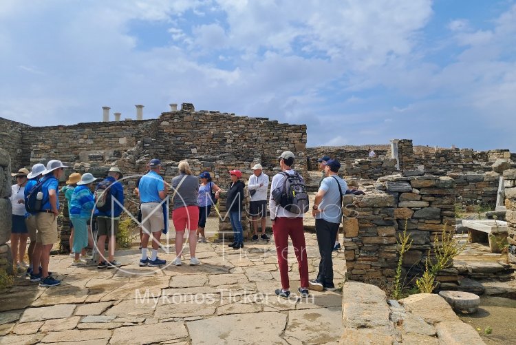 Tourist Guides Strike: Απεργία-διαμαρτυρία των ξεναγών αύριο για το νομοσχέδιο του Υπουργείο Τουρισμού