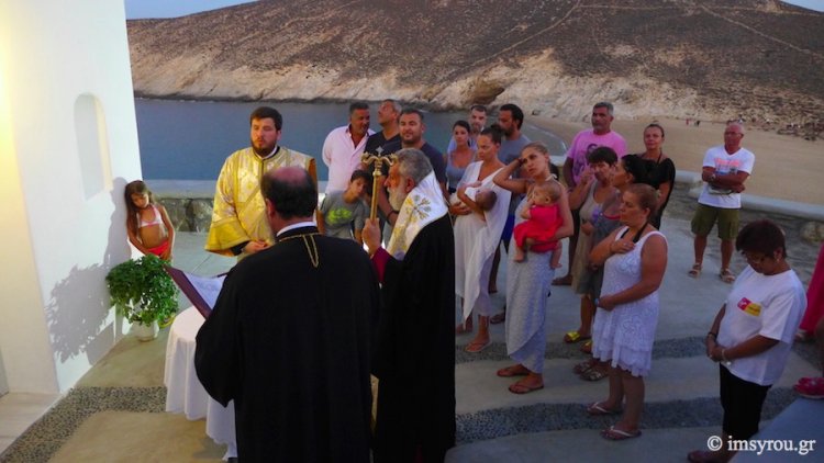 His Eminence Dorotheos B’: Θυρανοίξια Ιερού Παρεκκλησίου των Αγίων Κωνσταντίνου και Ελένης στην περιοχή "Φωκός" Μυκόνου