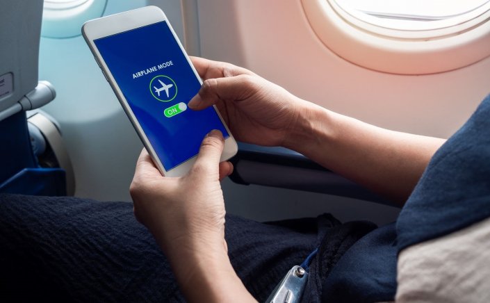 Airplane mode:Τι θα συμβεί στο αεροπλάνο αν δεν βάλετε το κινητό σας σε «λειτουργία πτήσης»