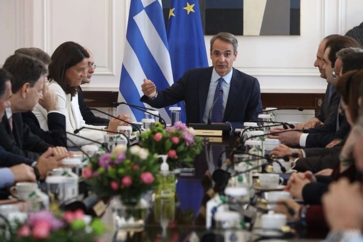 Political Developments: «Γαλάζιες» γκρίνιες και ψίθυροι για τον Κυριάκο Μητσοτάκη