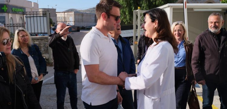 SYRIZA leader Kasselakis: Επίσκεψη Κασσελάκη στο νοσοκομείο Σύρου - Ζούμε χάρη στο τεράστιο φιλότιμο γιατρών και νοσηλευτών