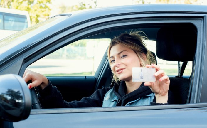 Driving License: Τέλος το χάρτινο δίπλωμα οδήγησης - Πώς θα βγάλετε το πλαστικό!!