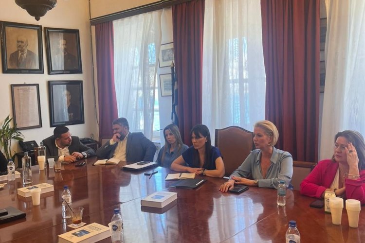 MP Katerina Monogiou: H Κατερίνα Μονογυιού υποδέχτηκε το κλιμάκιο της Νέας Δημοκρατίας στη Μύκονο