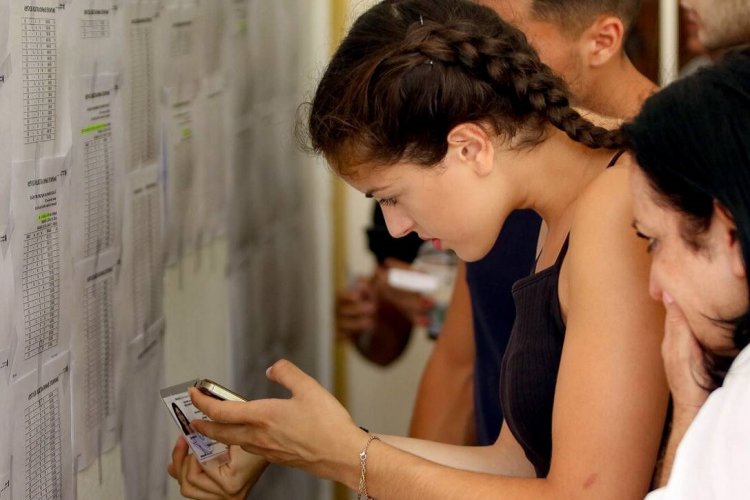 Panhellenic exams results: Σε ποιες σχολές θα πέσουν οι Βάσεις το 2024, έως 500 μόρια