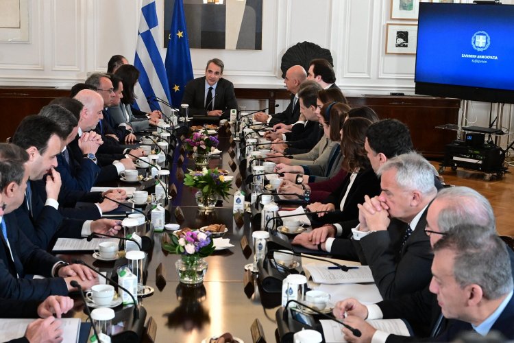 Political Developments: Ο ανασχηματισμός και το 28% ανοίγουν τα στόματα της κριτικής στον Κ. Μητσοτάκη