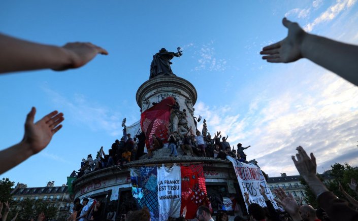 France election 2024: Ξεκινούν τα μετεκλογικά παζάρια για τον σχηματισμό νέας -ίσως απίθανης- πλειοψηφίας
