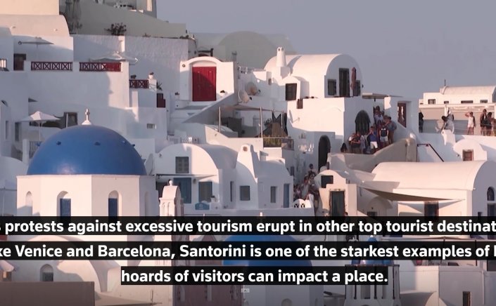 Santorini bursts with tourists: Η Σαντορίνη ξεχειλίζει από τουρίστες, ενώ οι ντόπιοι ζητούν να μπει ένα ανώτατο όριο [Reuters]