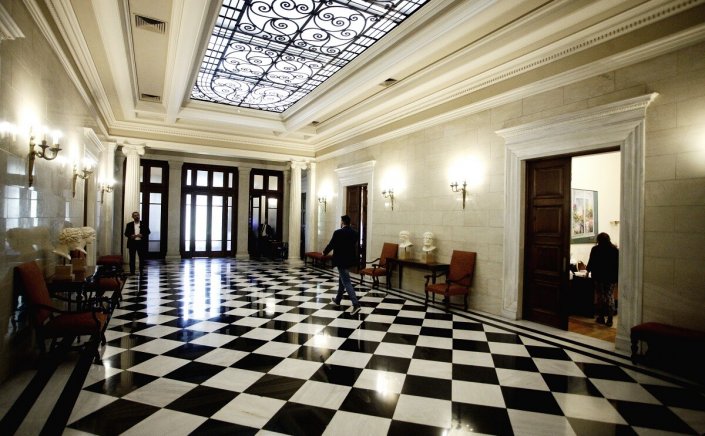 Maximos Mansion: To Μαξίμου ψάχνει λομπίστες για επαφή με Τραμπ!! Αναζητεί επαφές με Μόσχα!!