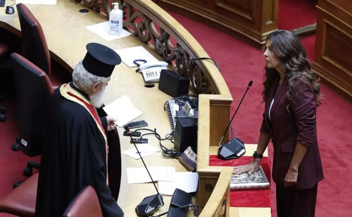 SYRIZA-PA: Ορκίστηκε βουλευτής η Πόπη Τσαπανίδου με θρησκευτικό όρκο - Η πρώτη δήλωση με νόημα