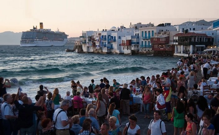 Mass tourism sparks rise in locals: Μέτρα βιωσιμότητας του Τουρισμού στη ΔΕΘ για αυστηρούς όρους δόμησης στα νησιά, πισίνες, Airbnb & Κρουαζιέρα