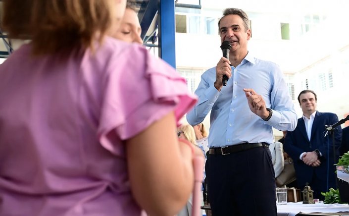PM Mitsotakis / Στον αγιασμό Δημοτικού Σχολείου ο Μητσοτάκης: «Να συμφωνήσουμε να μένουν τα κινητά στην τσάντα»