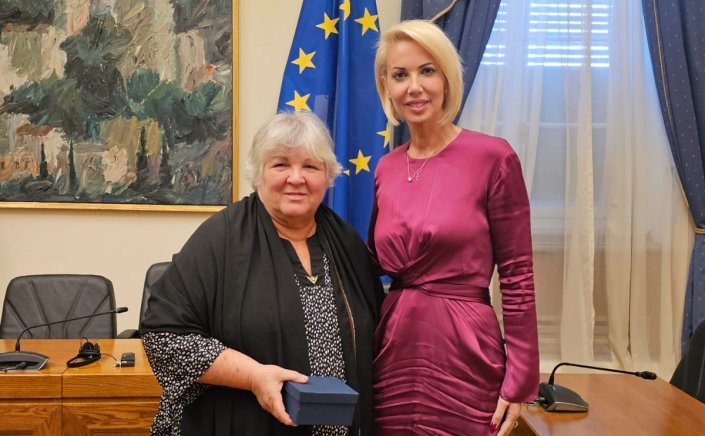 MP Katerina Monogiou: Η Κατερίνα Μονογυιού, ως Αντιπρόεδρος της Ομάδας Φιλίας Ελλάδας-Κούβας, υποδέχθηκε την κόρη του Τσε Γκεβάρα στη Βουλή των Ελλήνων